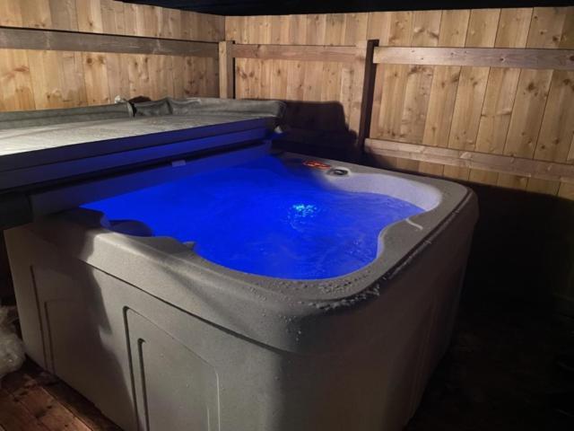 Pond View Pod 3 With Private Hot Tub -Fife - Loch Leven - Lomond Hills Villa Kelty Bagian luar foto